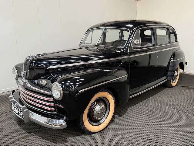 Ford - fourdoor - v8 - oldtimer - 1945 - afbeelding 3 van  7