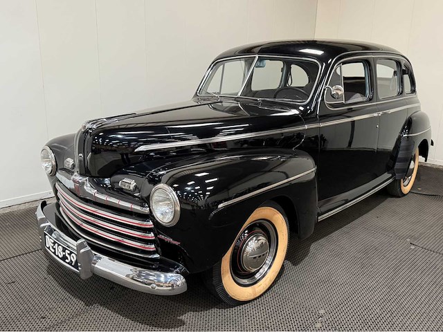 Ford - fourdoor - v8 - oldtimer - 1945 - afbeelding 4 van  7