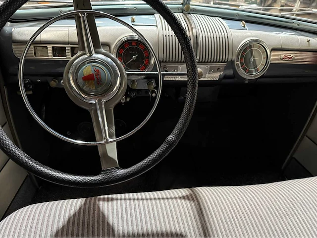 Ford - fourdoor - v8 - oldtimer - 1945 - afbeelding 19 van  31