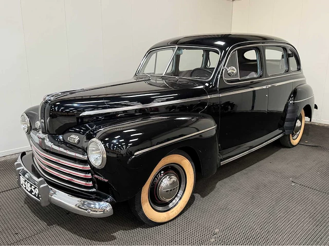 Ford - fourdoor - v8 - oldtimer - 1945 - afbeelding 12 van  31