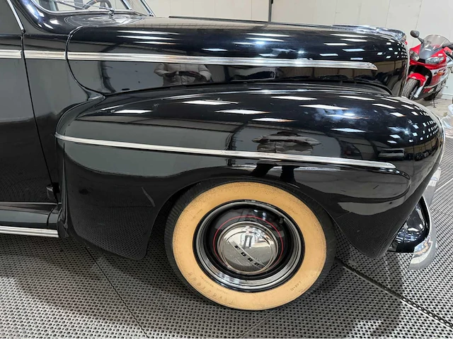 Ford - fourdoor - v8 - oldtimer - 1945 - afbeelding 25 van  31