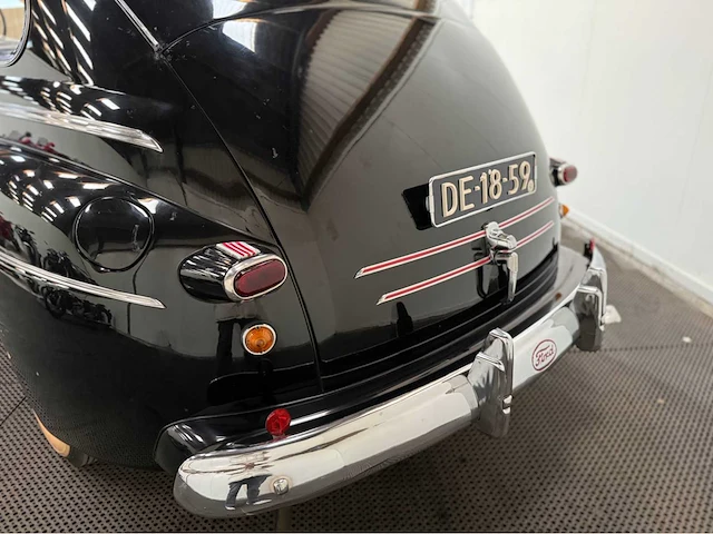 Ford - fourdoor - v8 - oldtimer - 1945 - afbeelding 2 van  31