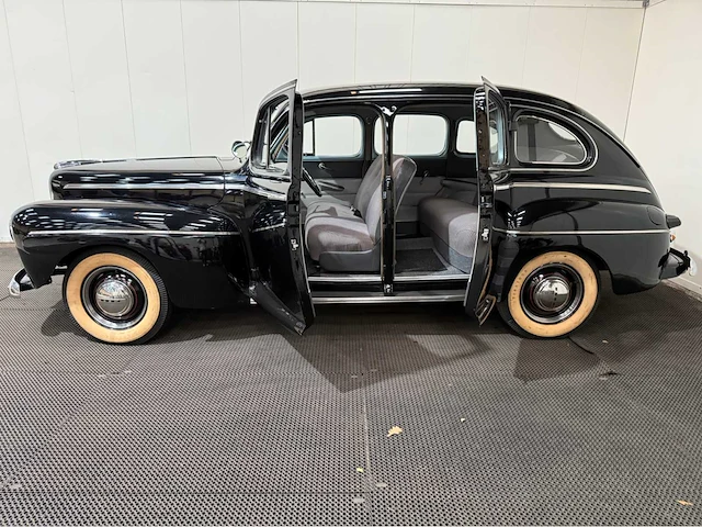 Ford - fourdoor - v8 - oldtimer - 1945 - afbeelding 28 van  31