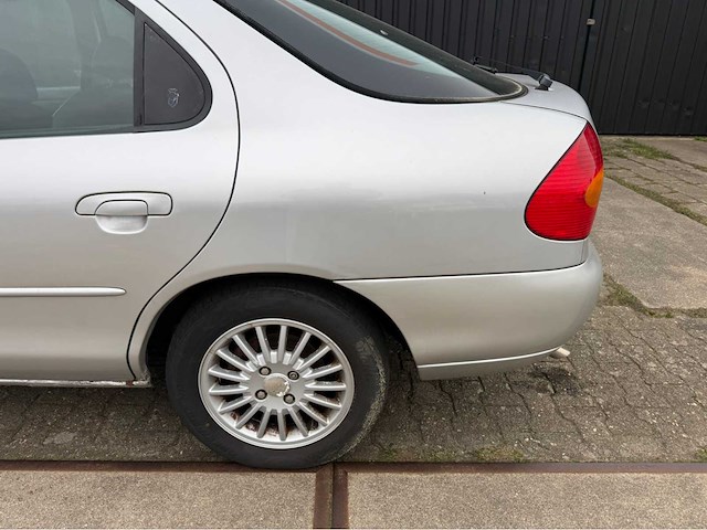 Ford - mondeo - personenauto - 2000 - afbeelding 10 van  24