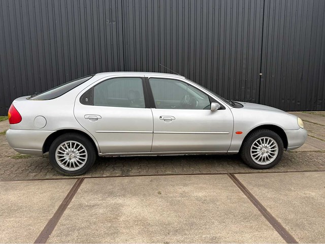 Ford - mondeo - personenauto - 2000 - afbeelding 18 van  24