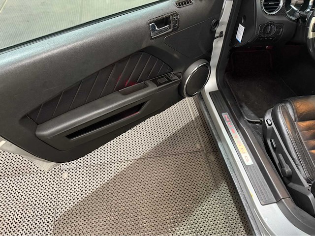 Ford - mustang - 4.0 v6 - personenauto - 2010 - afbeelding 30 van  38