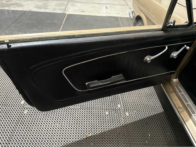 Ford - mustang - cabriolet - oldtimer - 1965 - afbeelding 24 van  37