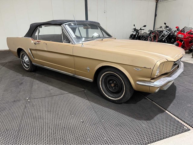 Ford - mustang - cabriolet - oldtimer - 1965 - afbeelding 33 van  37