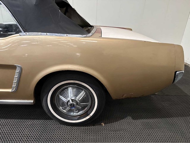 Ford - mustang - cabriolet - oldtimer - 1965 - afbeelding 30 van  37