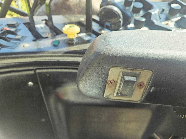 Ford - new holland 8670 genesis - 1996 - vierwielaangedreven landbouwtractor - afbeelding 7 van  26