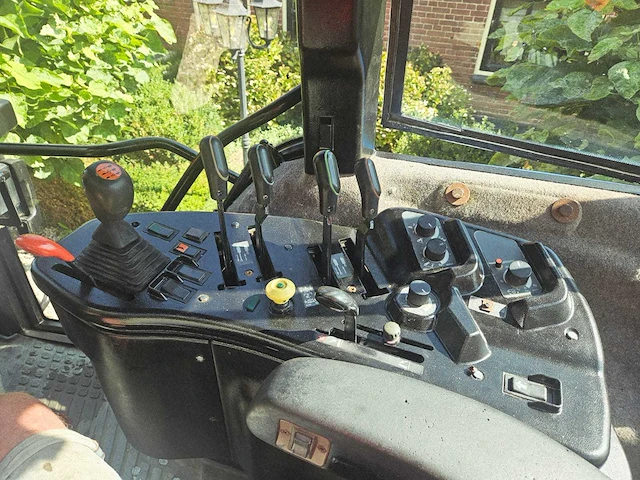 Ford - new holland 8670 genesis - 1996 - vierwielaangedreven landbouwtractor - afbeelding 11 van  26