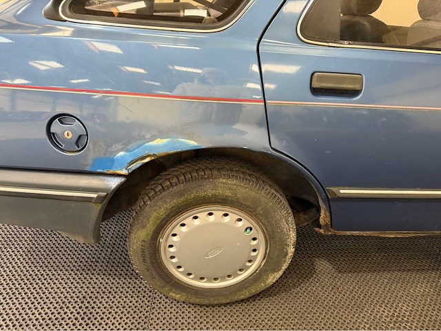 Ford - sierra - oldtimer - 1986 - afbeelding 15 van  31
