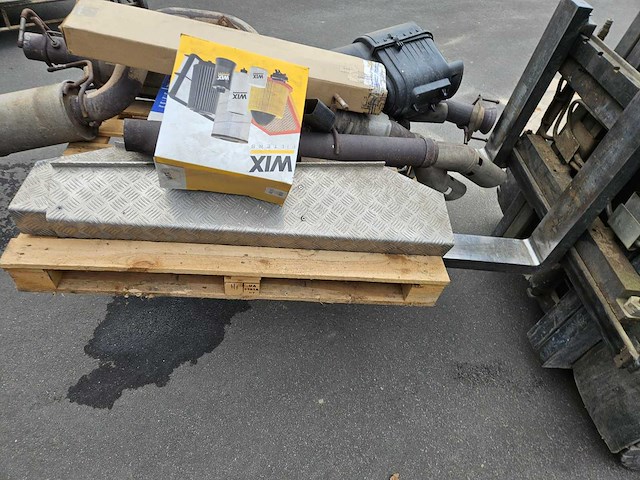 Ford 6.4 powerstoke originele uitlaaten met roetfilter - afbeelding 1 van  3