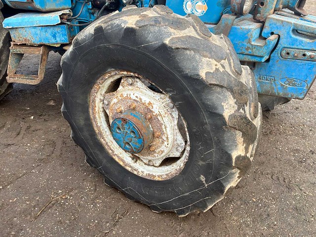 Ford 7710 vierwielaangedreven landbouwtractor - afbeelding 4 van  27