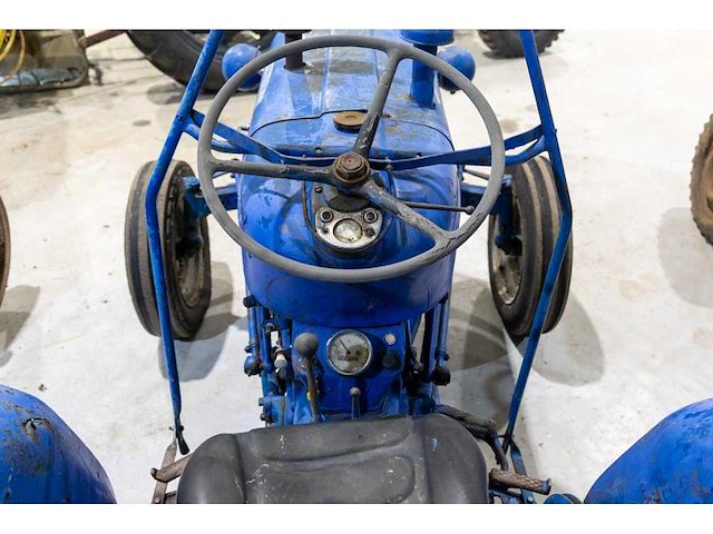 Ford dexta oldtimer tractor - afbeelding 9 van  11