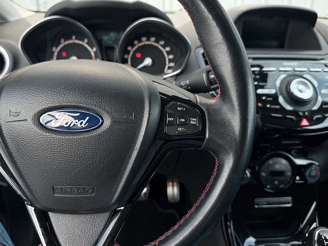 Ford fiesta 1.0 ecoboost red/black edition | 8-zhd-96 i - afbeelding 1 van  1