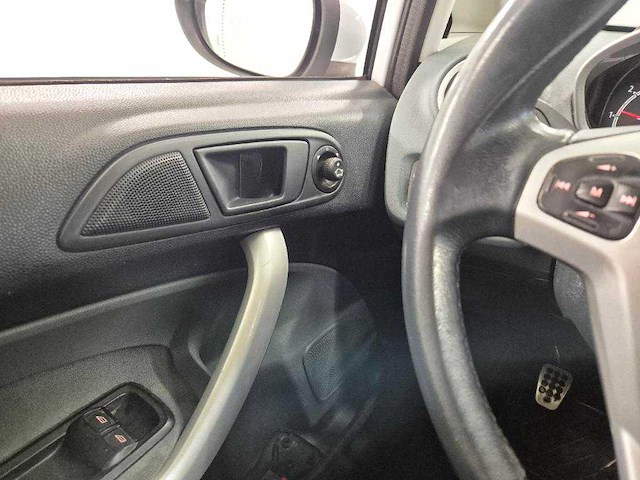 Ford fiesta 1.25 ghia, h-010-vv - afbeelding 1 van  9