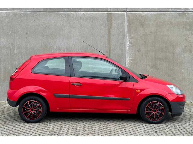 Ford fiesta 1.3 8v champion, 81-sv-kv - afbeelding 2 van  16