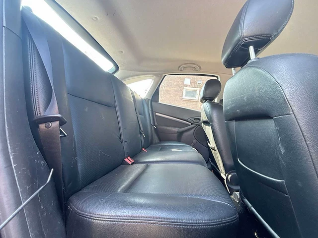 Ford focus 1.6-16v futura 2005 | 06-pz-tj - afbeelding 11 van  38
