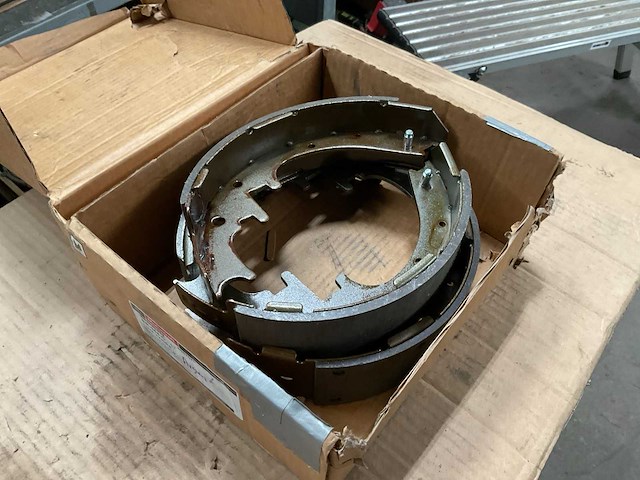 Ford set brake shoes - afbeelding 1 van  4