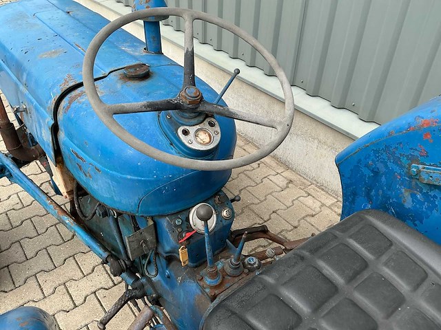Ford super dexta oldtimer tractor - afbeelding 14 van  15