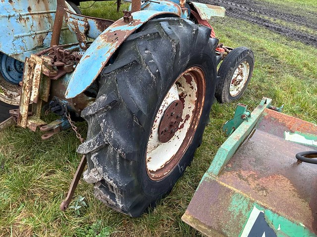 Fordson dexta oldtimer tractor - afbeelding 3 van  11