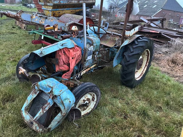 Fordson dexta oldtimer tractor - afbeelding 1 van  11