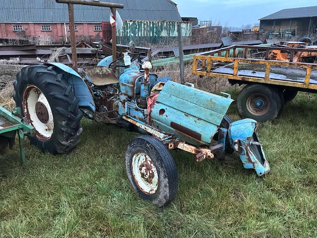 Fordson dexta oldtimer tractor - afbeelding 7 van  11