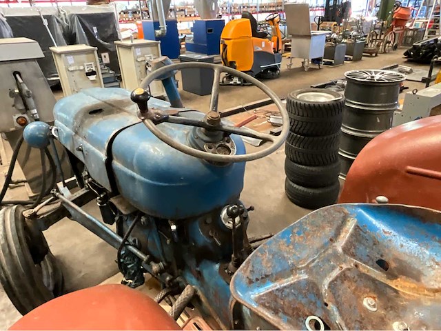 Fordson dexta oldtimer tractor - afbeelding 2 van  17