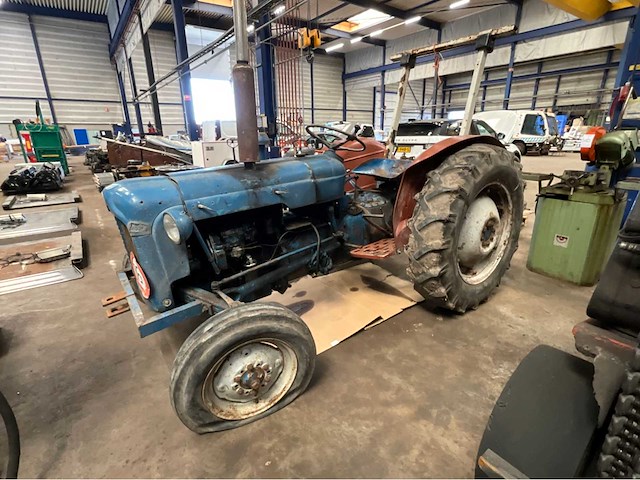 Fordson dexta oldtimer tractor - afbeelding 1 van  17