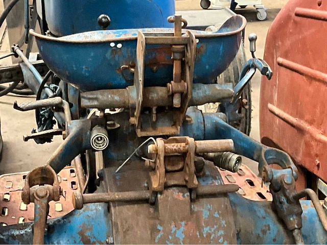Fordson dexta oldtimer tractor - afbeelding 15 van  17
