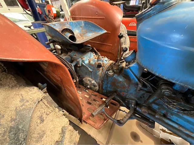 Fordson dexta oldtimer tractor - afbeelding 16 van  17