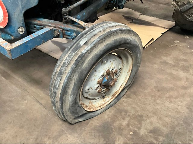 Fordson dexta oldtimer tractor - afbeelding 8 van  17