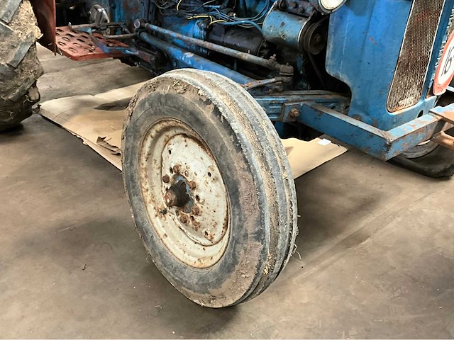 Fordson dexta oldtimer tractor - afbeelding 9 van  17