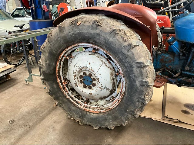 Fordson dexta oldtimer tractor - afbeelding 10 van  17