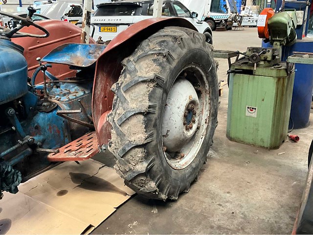 Fordson dexta oldtimer tractor - afbeelding 3 van  4
