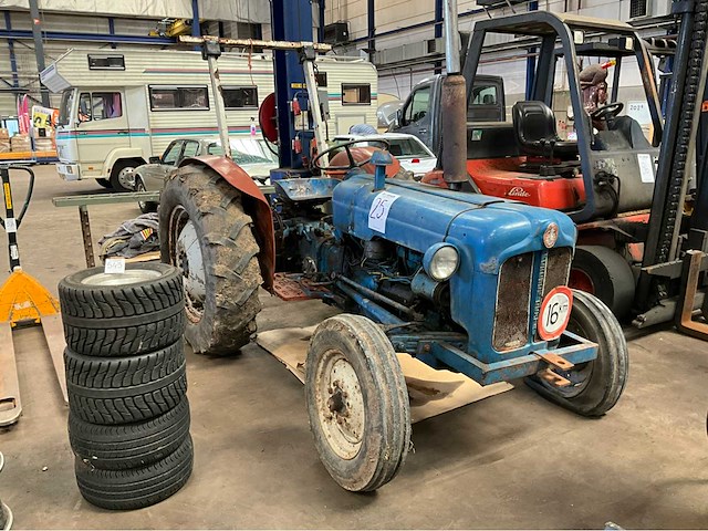 Fordson dexta oldtimer tractor - afbeelding 11 van  17