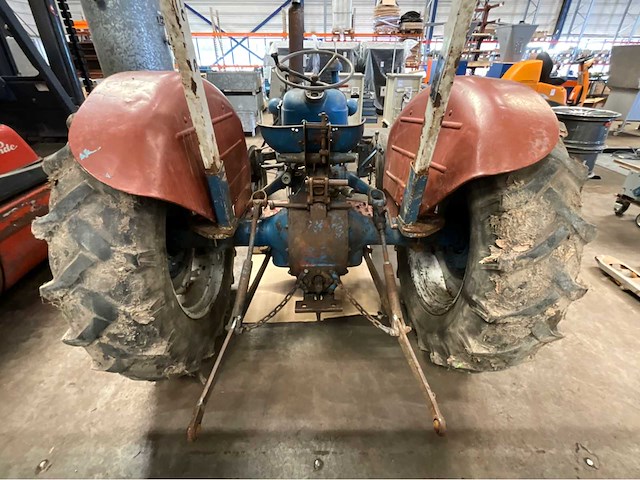 Fordson dexta oldtimer tractor - afbeelding 4 van  4