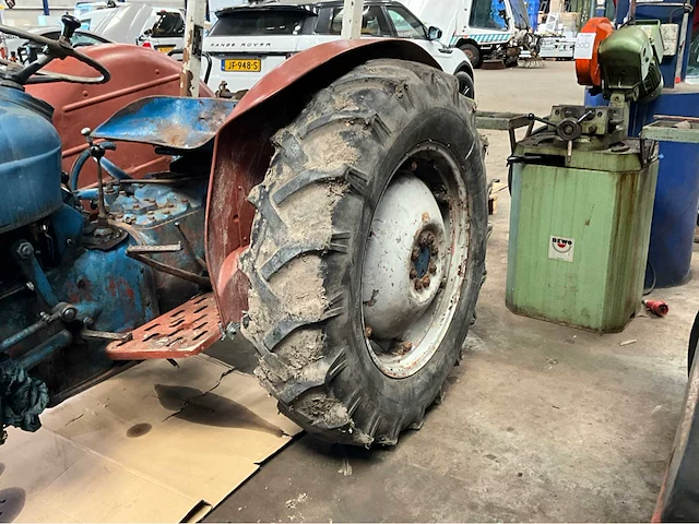 Fordson dexta oldtimer tractor - afbeelding 9 van  17