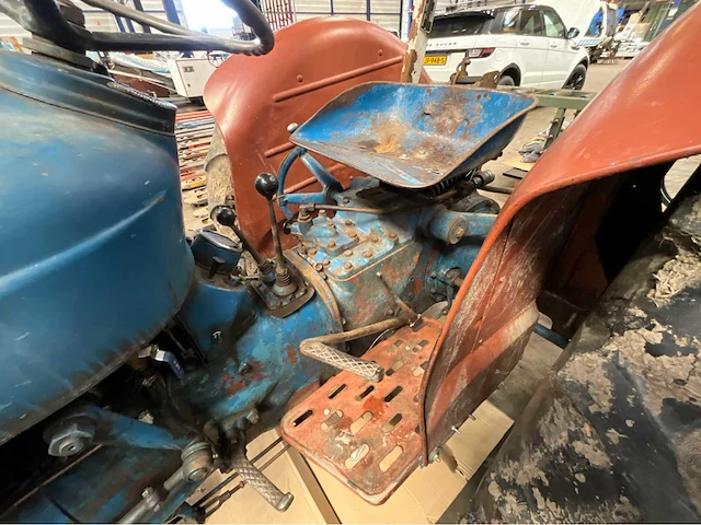 Fordson dexta oldtimer tractor - afbeelding 17 van  17