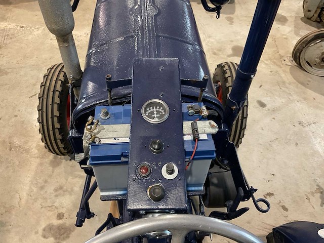Fordson major oldtimer tractor - afbeelding 9 van  18