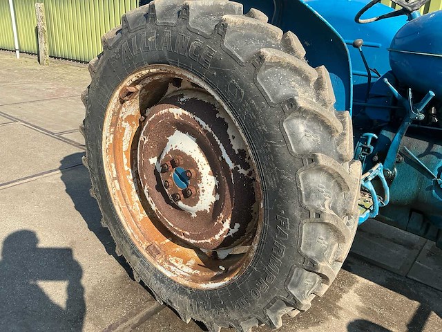 Fordson major oldtimer tractor - afbeelding 1 van  12
