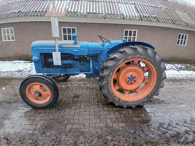 Fordson super major oldtimer tractor - afbeelding 7 van  12