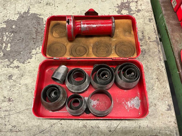 Format slag cijfers, -letters en gaten ponsen - afbeelding 2 van  7