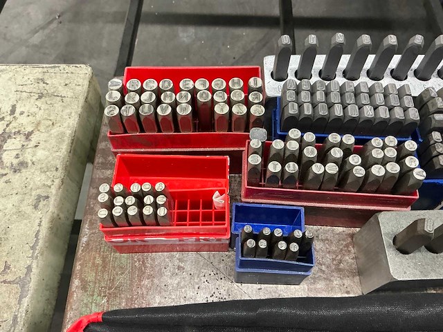 Format slag cijfers, -letters en gaten ponsen - afbeelding 3 van  7