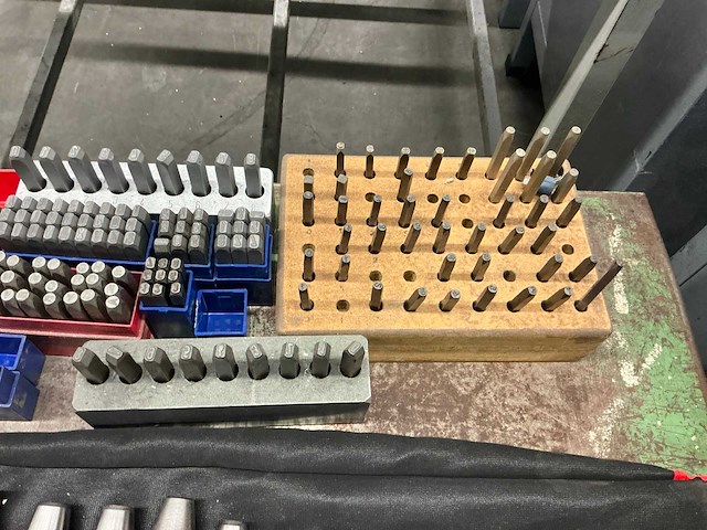 Format slag cijfers, -letters en gaten ponsen - afbeelding 4 van  7