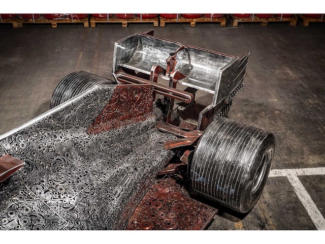Formule 1-auto van gerecycled metaal - afbeelding 6 van  12