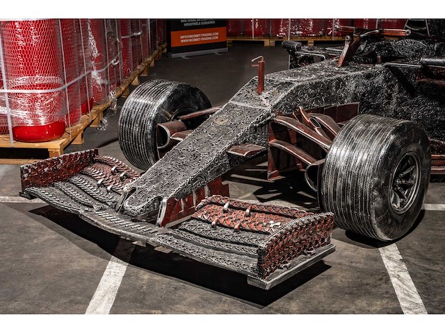 Formule 1-auto van gerecycled metaal - afbeelding 8 van  12