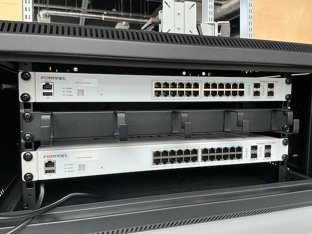 Fortinet fortiswitch 124f-poe 24-poorts gigabit switch (2x) - afbeelding 1 van  6