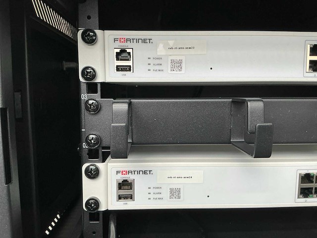 Fortinet fortiswitch 124f-poe 24-poorts gigabit switch (2x) - afbeelding 2 van  6